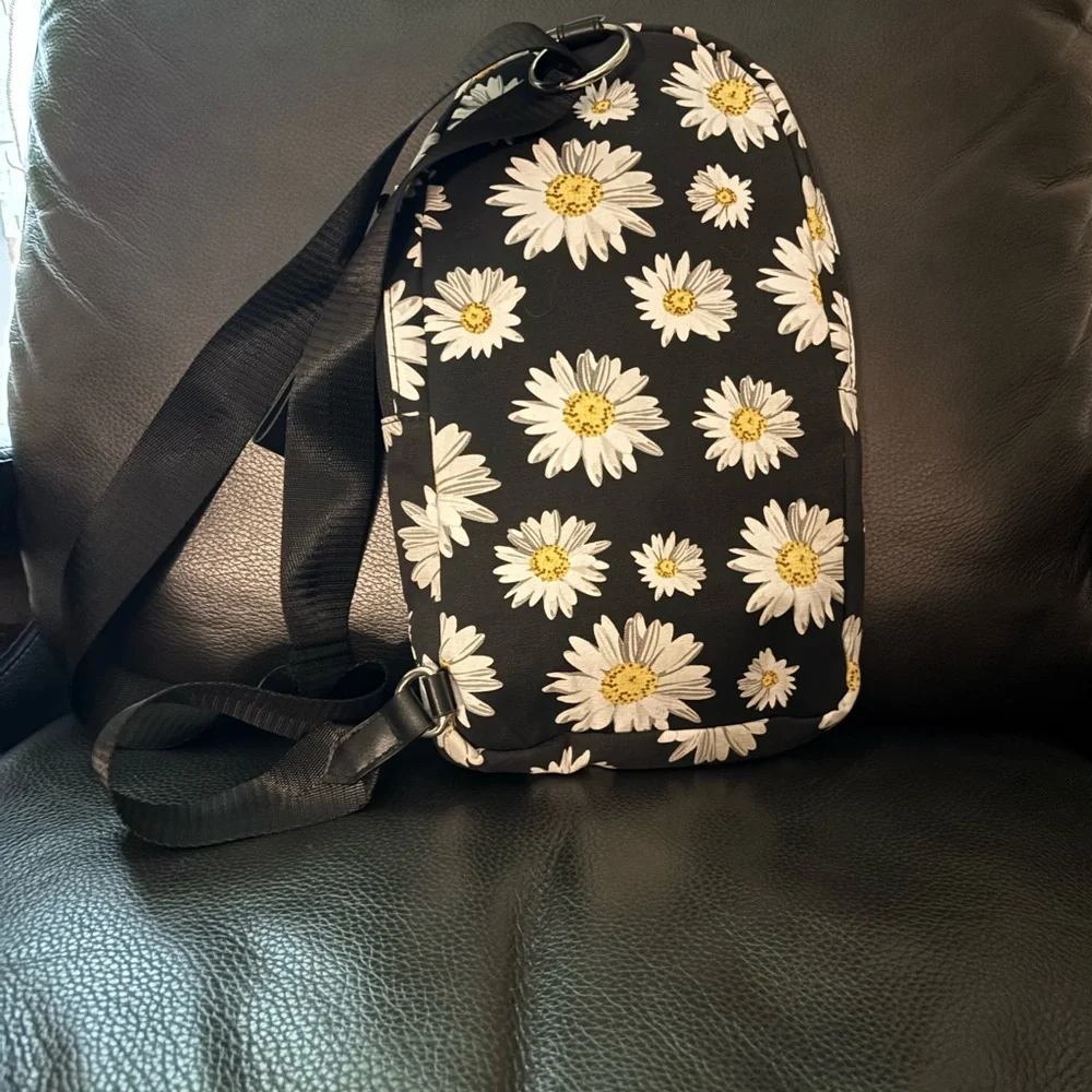 Daisy Print crossbody bag comes with gnome. - Picture 2 of 9